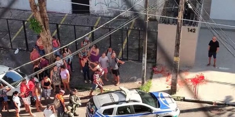 O homem baleado foi levado em uma viatura para a Unidade de Pronto-Atendimento (UPA) da Imbiribeira, na Zona Sul do Recife