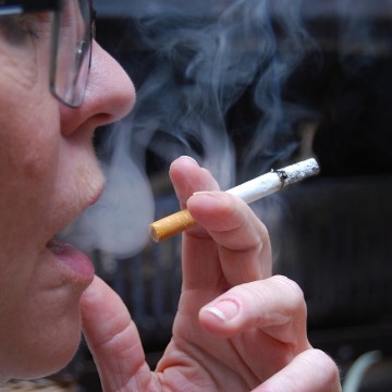 Aumento do consumo de cigarros representa riscos durante a quarentena