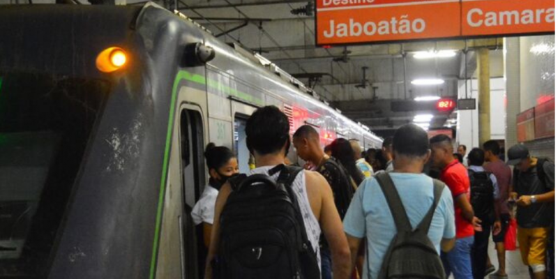 Há registro de aglomerações na Estação de Jaboatão, onde o serviço foi iniciado com uma hora de atraso