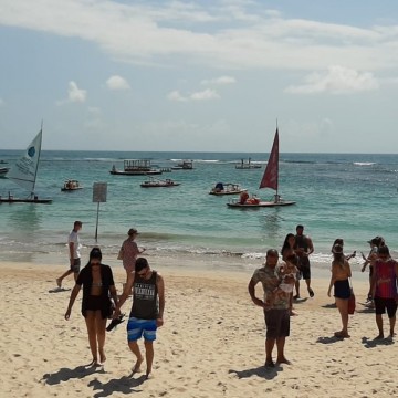 Segundo fim de semana com medidas restritivas mais severas é marcado com desrespeito às regras nas praias e realização de festa clandestina