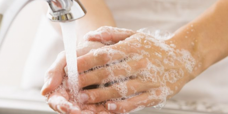 Lavar as mãos corretamente diminui as chances da proliferação dos vírus. 