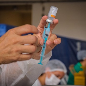 Caruaru amplia vacinação contra Covid-19 para agentes funerários e coveiros 