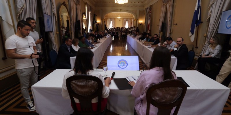 O compromisso com os gestores acontece no Palácio do Campo das Princesas, com foco no desenvolvimento regional