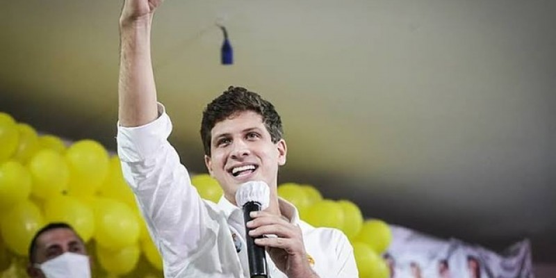 Coluna da segunda | João Campos acerta detalhes para ampliar palanque rumo à reeleição