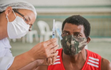 Pernambuco autoriza a vacinação de todos os grupos prioritários e pessoas com 59 anos