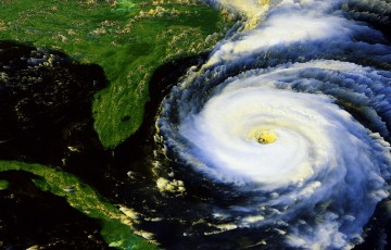 Junho começa nos EUA com temporada de furacões e visto mais caro.
