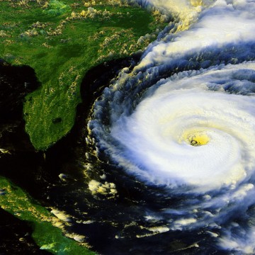 Junho começa nos EUA com temporada de furacões e visto mais caro.