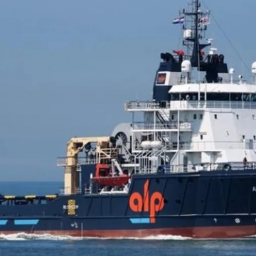 Após trocar de rebocador, navio sem permissão para atracar segue próximo ao Porto de Suape
