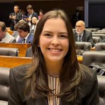 Maria Arraes presta homenagem ao médico e jornalista Manoel Bione na Câmara dos Deputados 