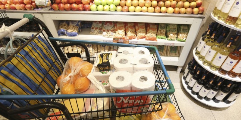 Em um ano, comida ficou mais barata para famílias de baixa renda