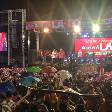 Lula participa de ato político no Parque do Povo, em Campina Grande