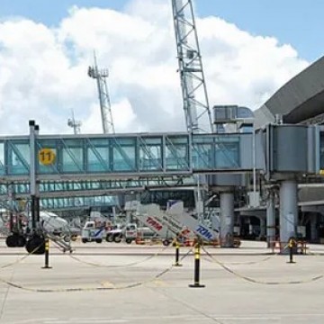 Aeronave pousa no Recife, após passageiro misturar remédio controlado com bebida alcoólica em voo internacional