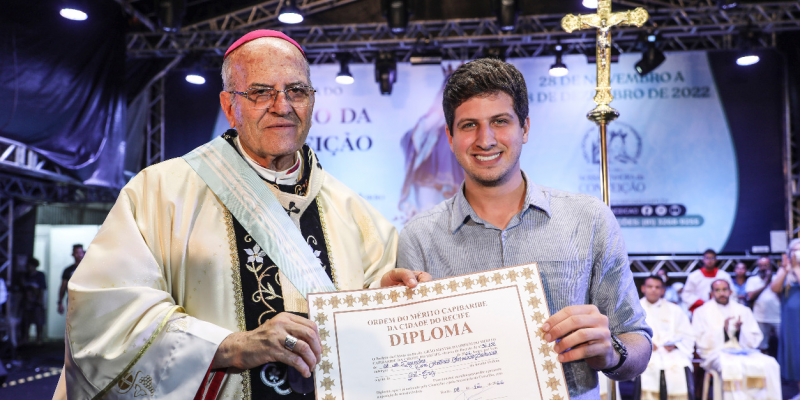 O arcebispo de Olinda e Recife recebeu a comenda em reconhecimento pelos 13 anos de trabalho dedicados à arquidiocese e ao povo das cidades-irmãs.