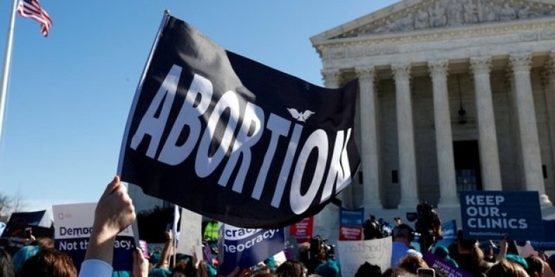 Protestos agitam EUA contra fim da lei do aborto. Casos e mortes de Covid-19 continuam em alta.