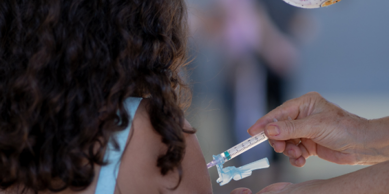Recife e Paulista, cidades da Região Metropolitana, começam o esquema de reforço vacinal da faixa etária nesta sexta (06)