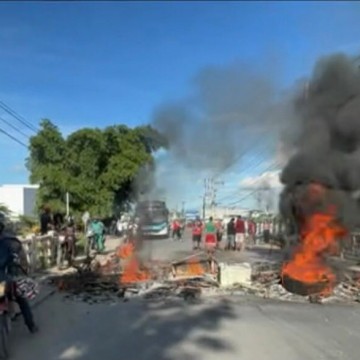 Moradores realizam protesto na Estrada da Muribeca pedindo justiça por vítimas de atropelamento em Jaboatão