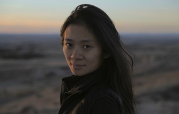 Chloé Zhao faz história como a segunda diretora premiada no Globo de Ouro