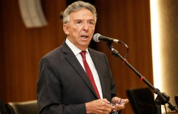 José Queiroz vota contra Reforma Administrativa de Raquel 