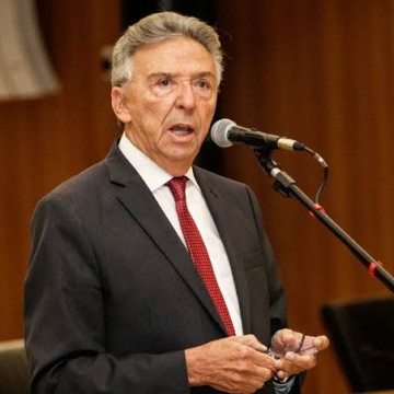 José Queiroz vota contra Reforma Administrativa de Raquel 