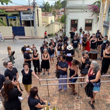 Vestindo roupas pretas, moradores do Sítio Histórico de Olinda denunciam crimes na região