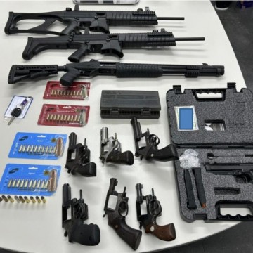 No Recife, polícia prende homem com porte e posse ilegal de arma; revólver, espingarda, carabinas e munições foram apreendidos em sua residência