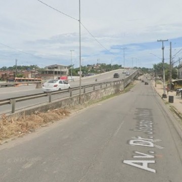 Mulher morre e motociclista fica ferido após colisão com ônibus em viaduto em Olinda