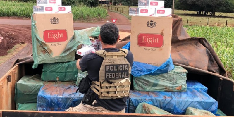 De acordo com a Polícia Federal, nos últimos três dias, quatro caminhões foram apreendidos no Paraná com aproximadamente 2.200 caixas de cigarros