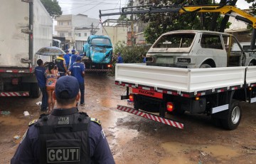 Prefeitura do Recife intensifica remoção de carcaças de veículos e entulho nas ruas