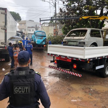 Prefeitura do Recife intensifica remoção de carcaças de veículos e entulho nas ruas