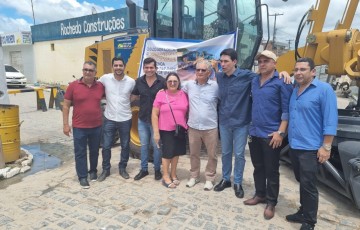 Em Condado, Silvio Costa Filho entrega escola e motoniveladora
