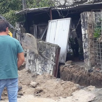 Homem morre após desabamento de muro na Várzea; vítima era funcionário da Prefeitura do Recife