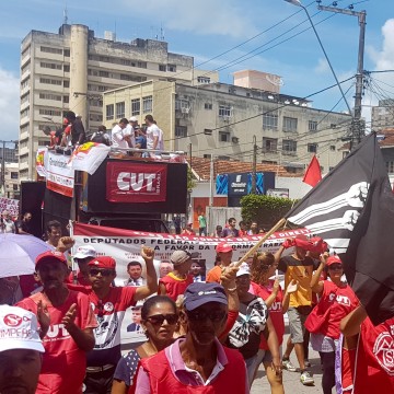 Atos lembram o Dia do Trabalhador no Recife