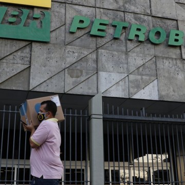 Petrobras reduz preço da gasolina em 4,66% para distribuidoras 
