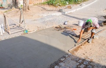 Gravatá realiza serviço de drenagem em rua do município