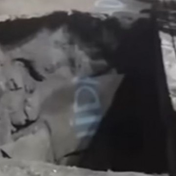 Parte de calçadão cede e homem cai em cratera no Cabo de Santo Agostinho