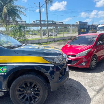 Foragido abandona filhos e companheira em carro roubado para fugir da polícia no Recife