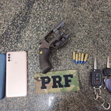 PRF recupera carro roubado e apreende armas após tentativa de fuga no Recife