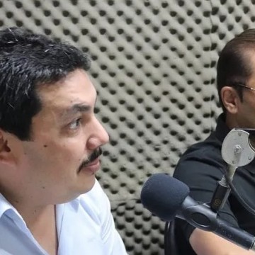 Chaparral concede entrevistas ao lado do prefeito de Toritama