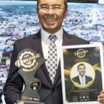 Edilson Tavares recebe prêmio de melhor prefeito de Toritama 