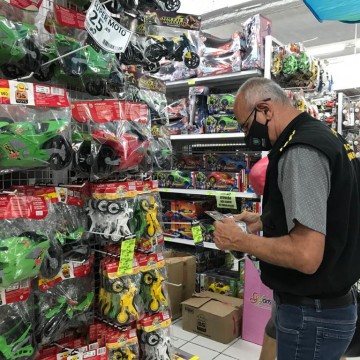 Procon Recife fiscaliza lojas de brinquedos e faz alerta para o Dia das Crianças