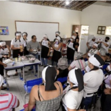 Mulheres do distrito de Avencas, em Gravatá, participam da Oficina de Ceia de Natal