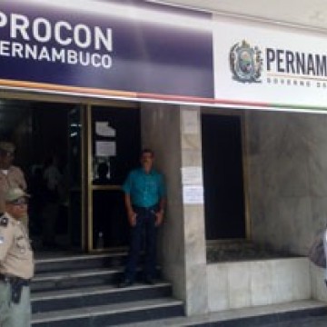Procon Pernambuco promove mutirão para consumidores endividados e auxilia quem tiver dificuldade de conferir se tem dinheiro retido no banco 