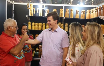 Miguel Coelho assume compromisso com setor cultural em visita a Fenearte