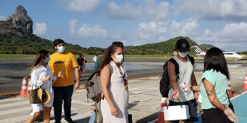 Dois voos, das companhias Azul e Gol, levaram visitantes de 19 estados brasileiros. Dos 214 passageiros que desembarcaram, 172 foram turistas