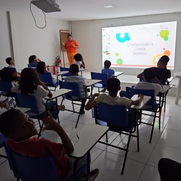 Estudantes recebem aula de educação ambiental em Paulista