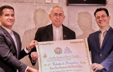 Bispo de Nazaré recebe título de cidadão pernambucano