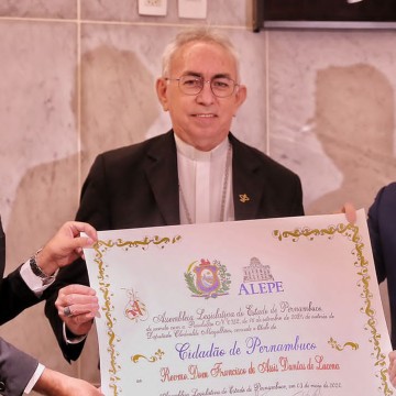 Bispo de Nazaré recebe título de cidadão pernambucano