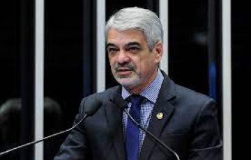 Encomendada pelo PT, Humberto Costa lidera corrida ao Governo de Pernambuco 