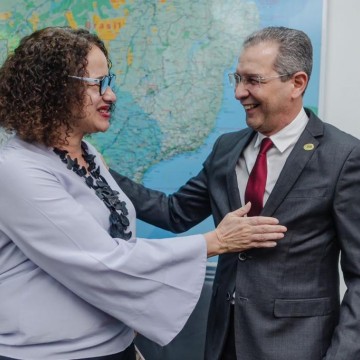 Dr. Edmilson tem encontro com Ministra Luciana Santos em Brasília 