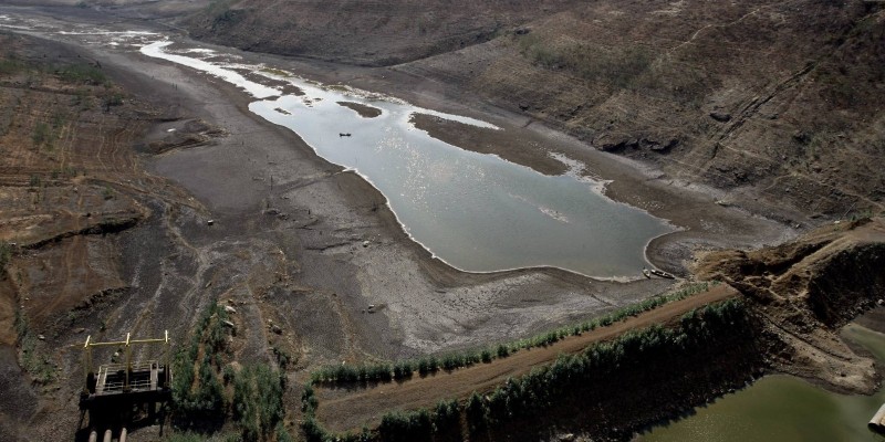 Durante períodos extensos de seca, as barragens enfrentam desafios significativos